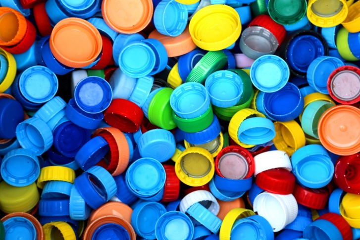 kolorowe nakrętki plastikowe